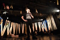 プロデューサーのリッキー・ウィルソンによる告知の様子。