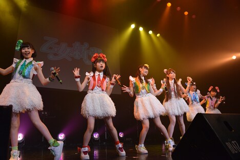 「乙女新党ワンマンライブ キミとピーカン☆NATSU宣言っ!!!」の様子。