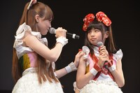 独特な不思議キャラが定着しつつある長谷川愛里（左）をまじまじと見つめる其原有沙（右）。