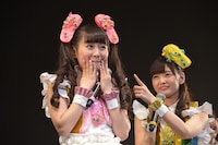 ブリッ子する高橋優里花（左）を指差す田尻あやめ（右）。