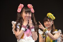 ブリッ子する高橋優里花（左）を指差す田尻あやめ（右）。