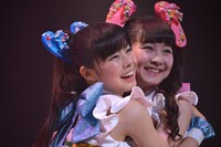 抱き合う相原まり（左）と高橋優里花（右）。