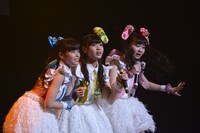 昭和にワープした相原まり、田尻あやめ、高橋優里花（左から）。