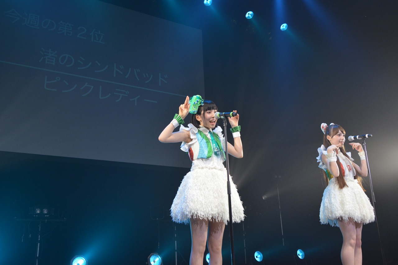 「渚のシンドバッド」を歌う緒方真優（左）と長谷川愛里（右）。