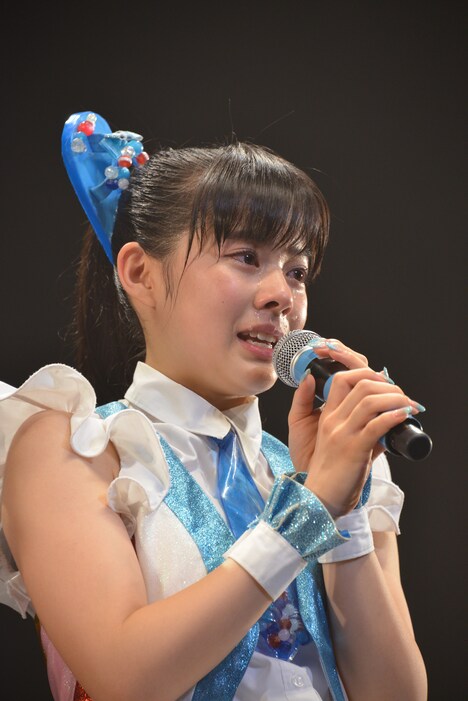 目に涙を浮かべる相原まり。