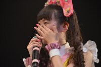 涙を拭う高橋優里花。