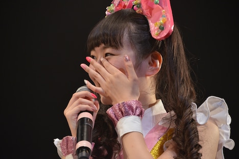 涙を拭う高橋優里花。