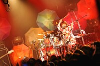 ハットリクミコ（Dr, Vo）（撮影：佐藤広理）