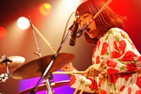 ハットリクミコ（Dr, Vo）（撮影：佐藤広理）