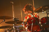 ハットリクミコ（Dr, Vo）（撮影：佐藤広理）