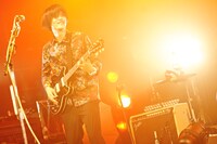 ハヤシコウスケ（G, Vo, Programming）（撮影：佐藤広理）