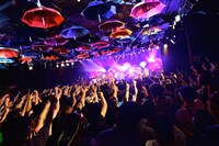 シナリオアート「ワンマンツアー 2015　[Scene #1] -Happy Umbrella-」東京・LIQUIDROOM公演の様子。（撮影：佐藤広理）