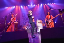 「グロリアス」をパフォーマンスするチャットモンチーとTERU（GLAY）。（撮影：古溪一道）