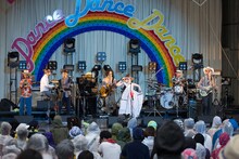 EGO-WRAPPIN'「Dance, Dance, Dance」東京・日比谷野外大音楽堂公演の様子。 （撮影：仁礼博）