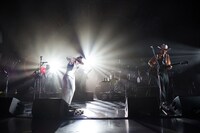 EGO-WRAPPIN'「Dance, Dance, Dance」東京・日比谷野外大音楽堂公演の様子。 （撮影：仁礼博）