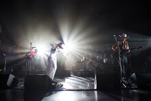 EGO-WRAPPIN'「Dance, Dance, Dance」東京・日比谷野外大音楽堂公演の様子。 （撮影：仁礼博）