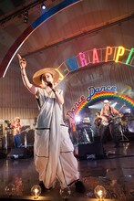 EGO-WRAPPIN'「Dance, Dance, Dance」東京・日比谷野外大音楽堂公演の様子。 （撮影：仁礼博）