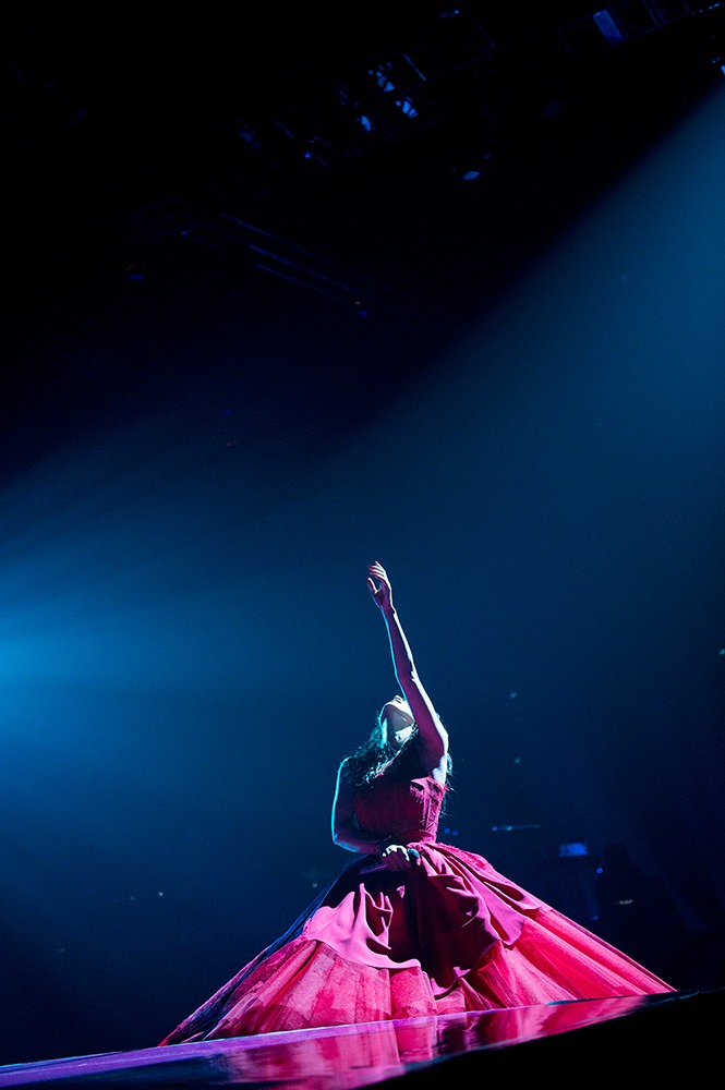 「ayumi hamasaki ARENA TOUR 2015 A（ロゴ） Cirque de Minuit ～真夜中のサーカス～」横浜アリーナ公演の様子。 （写真提供：エイベックス・ミュージック・クリエイティヴ）