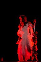 「ayumi hamasaki ARENA TOUR 2015 A（ロゴ） Cirque de Minuit ～真夜中のサーカス～」横浜アリーナ公演の様子。 （写真提供：エイベックス・ミュージック・クリエイティヴ）