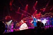 「ayumi hamasaki ARENA TOUR 2015 A（ロゴ） Cirque de Minuit ～真夜中のサーカス～」横浜アリーナ公演の様子。 （写真提供：エイベックス・ミュージック・クリエイティヴ）