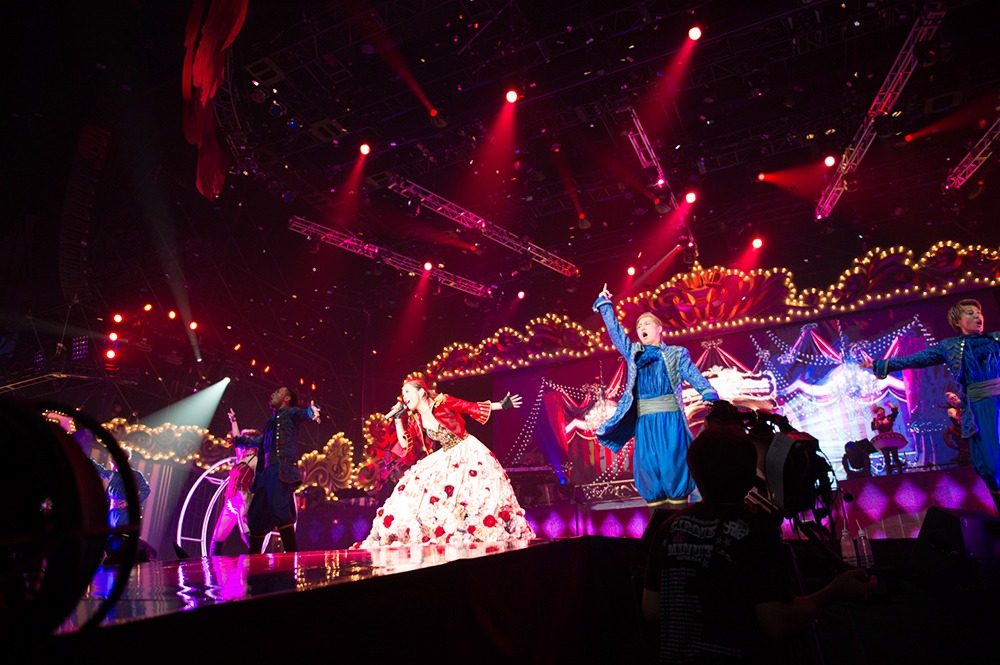 「ayumi hamasaki ARENA TOUR 2015 A（ロゴ） Cirque de Minuit ～真夜中のサーカス～」横浜アリーナ公演の様子。 （写真提供：エイベックス・ミュージック・クリエイティヴ）