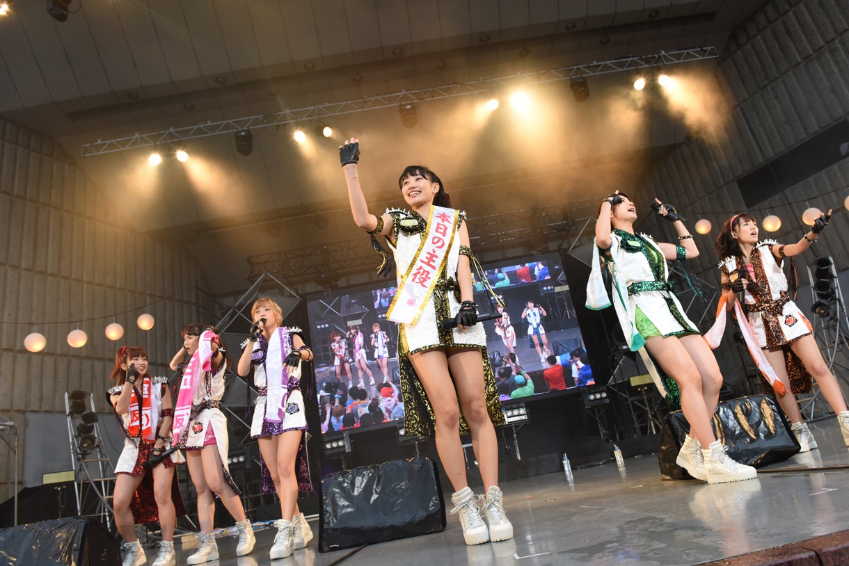 「上々嵐」を歌い切り満足そうな佐保明梨。