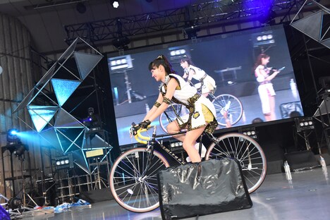 2015年7月に東京・日比谷野外大音楽堂で行われた「アップアップガールズ(仮)47都道府県ツアー ~RUN!アプガRUN!ダッシュ アプガの夏!野音の夏!」より、ロードバイクで疾走する佐保明梨。