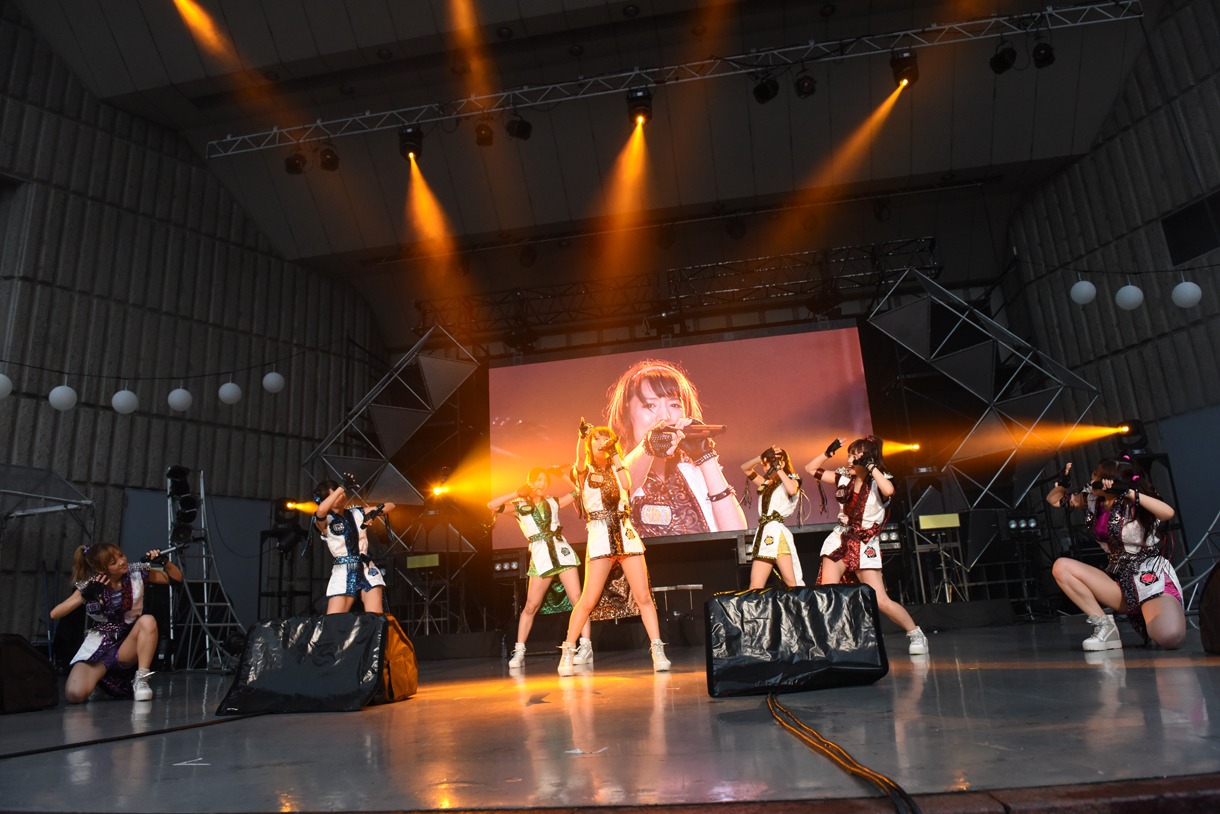 「アップアップガールズ（仮）47都道府県ツアー ～RUN！アプガRUN！ダッシュ アプガの夏！野音の夏！」の様子。