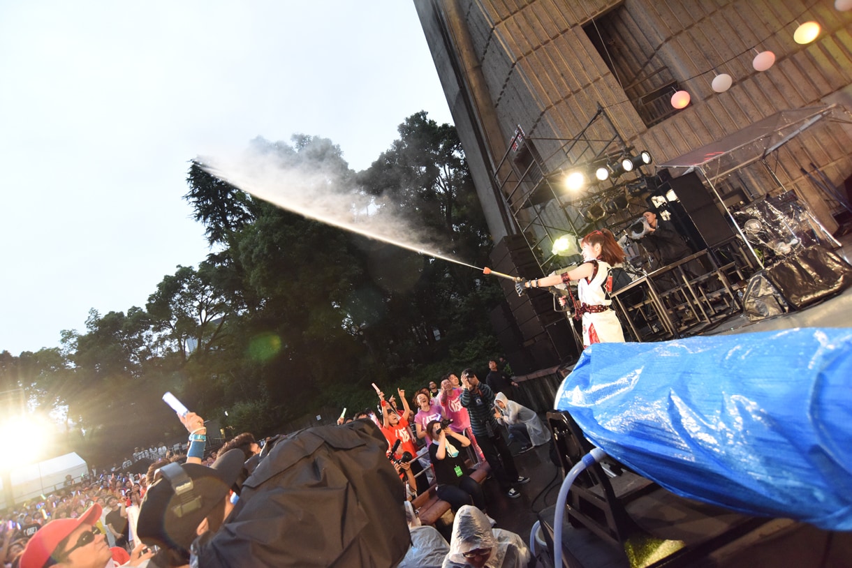 ウォーターガンを使って水を噴射する仙石みなみ。 - アプガ、熱狂の野