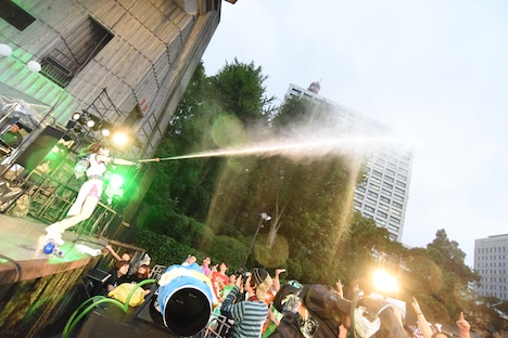 2015年7月に東京・日比谷野外大音楽堂で行われた「アップアップガールズ(仮)47都道府県ツアー ~RUN!アプガRUN!ダッシュ アプガの夏!野音の夏!」より、ウォーターガンを使って水を噴射する古川小夏。