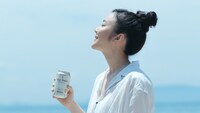「オールフリー」の新CM「白いパラソル」編のワンシーン。