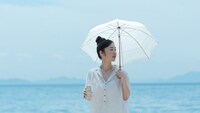 「オールフリー」の新CM「白いパラソル」編のワンシーン。