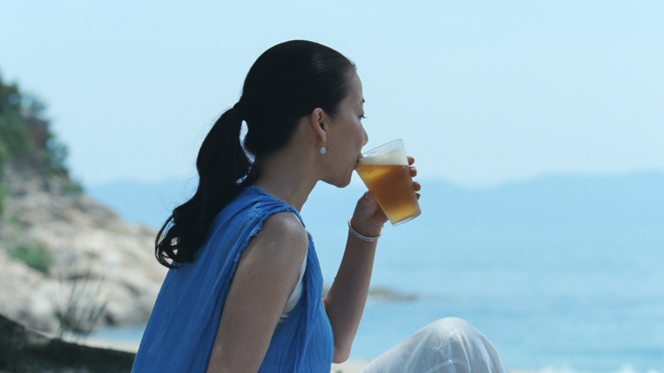 「オールフリー」の新CM「白いパラソル」編のワンシーン。