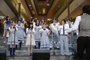 「翼をください」合唱の前に体をほぐす出演者とLittle Glee Monster。