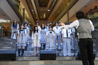 「翼をください」合唱時の様子。