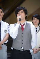 表参道高校合唱部の顧問・鈴木有明役の城田優。