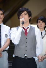 表参道高校合唱部の顧問・鈴木有明役の城田優。