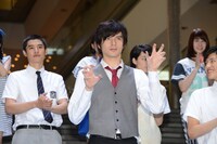 Little Glee Monsterの“ガオガオ”ポーズを真似する城田優。