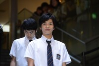 表参道高校の生徒・夏目快人役の志尊淳。