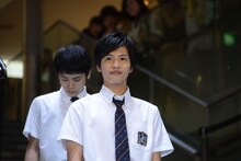 表参道高校の生徒・夏目快人役の志尊淳。