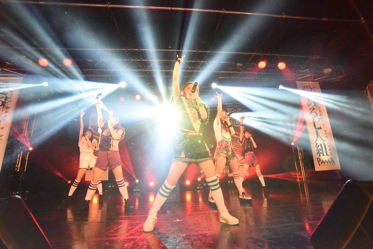 「PiiiiiiiN 2nd ワンマン 愛ある青春ロックLIVE ～BRING IT ON!!!喧嘩上等！武道館上等！～」の様子。