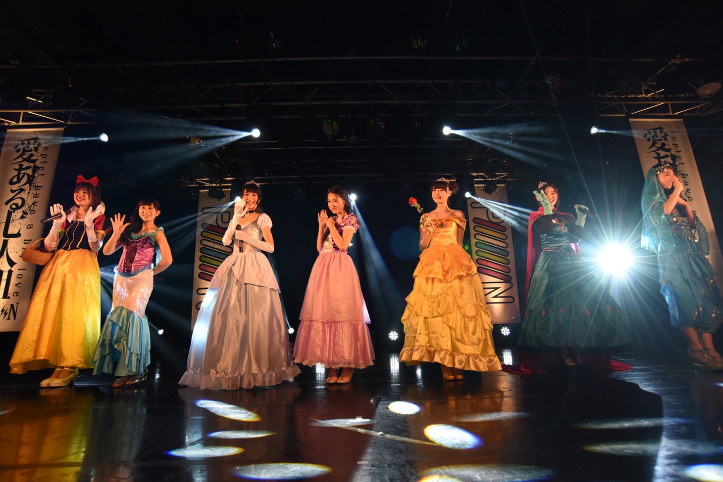 プリンセスの衣装に身を包んだPiiiiiiiN。