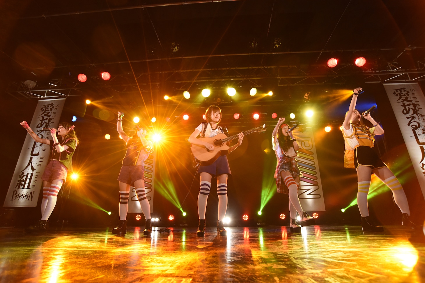 「PiiiiiiiN 2nd ワンマン 愛ある青春ロックLIVE ～BRING IT ON!!!喧嘩上等！武道館上等！～」の様子。