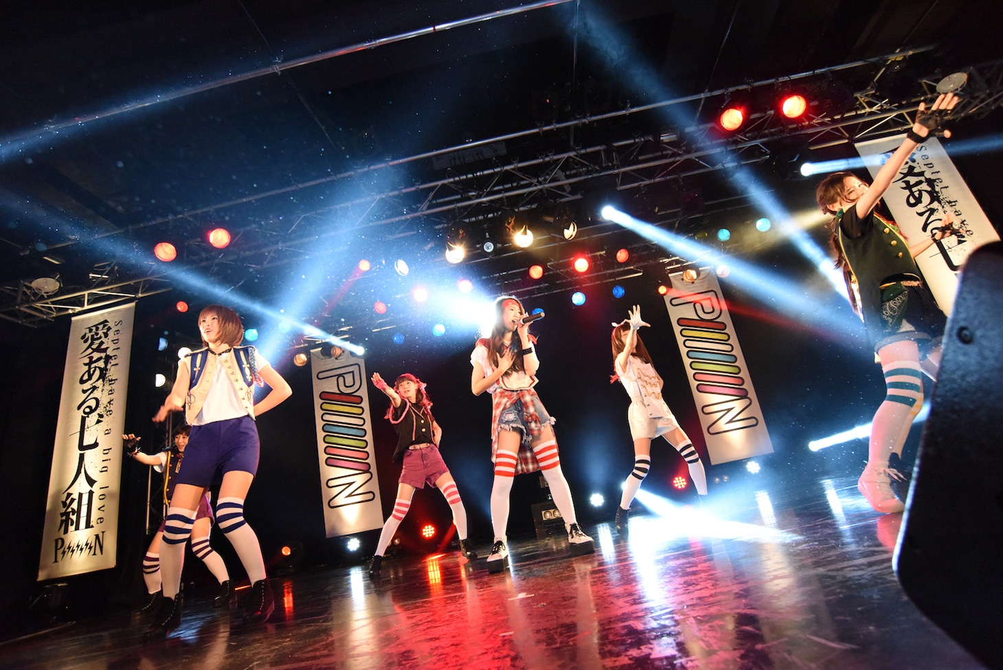 「PiiiiiiiN 2nd ワンマン 愛ある青春ロックLIVE ～BRING IT ON!!!喧嘩上等！武道館上等！～」の様子。