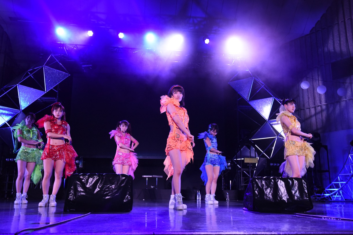 「アップアップガールズ（仮）47都道府県ツアー ～RUN！アプガRUN！ダッシュ アプガの夏！野音の夏！」の様子。