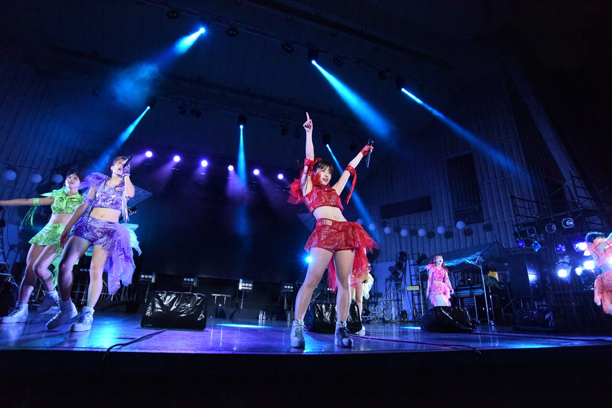 「アップアップガールズ（仮）47都道府県ツアー ～RUN！アプガRUN！ダッシュ アプガの夏！野音の夏！」の様子。