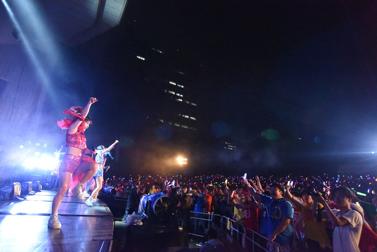 ウォーターガンを使って水を噴射する仙石みなみ。 - アプガ、熱狂の野