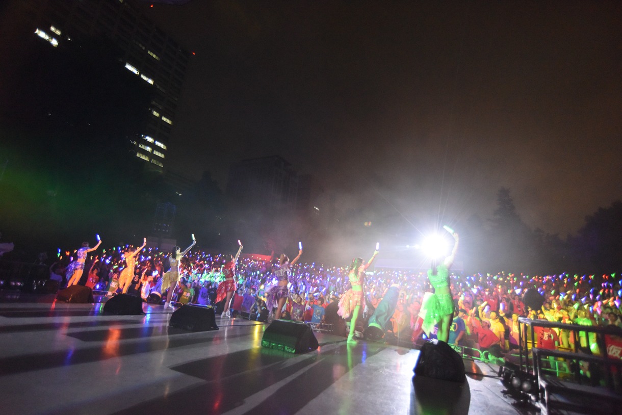 「アップアップガールズ（仮）47都道府県ツアー ～RUN！アプガRUN！ダッシュ アプガの夏！野音の夏！」の様子。
