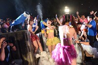 「アップアップガールズ（仮）47都道府県ツアー 2015 RUN！アプガRUN！ダッシュ アプガの夏！野音の夏！」での「サマービーム！」歌唱の様子。