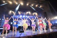 「アップアップガールズ（仮）47都道府県ツアー 2015 RUN！アプガRUN！ダッシュ アプガの夏！野音の夏！」エンディングでの挨拶の様子。
